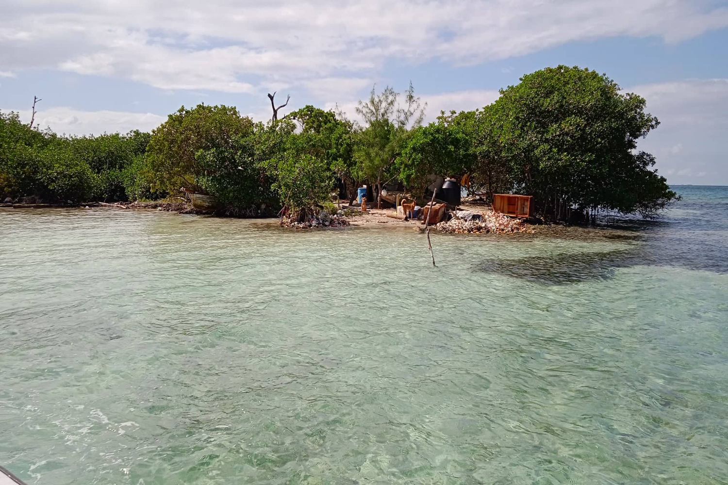 swimming area at spider caye_1500x1000